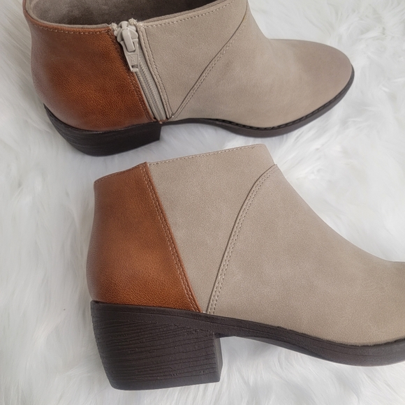 Taupe ankle boots. - Picture 6 of 7